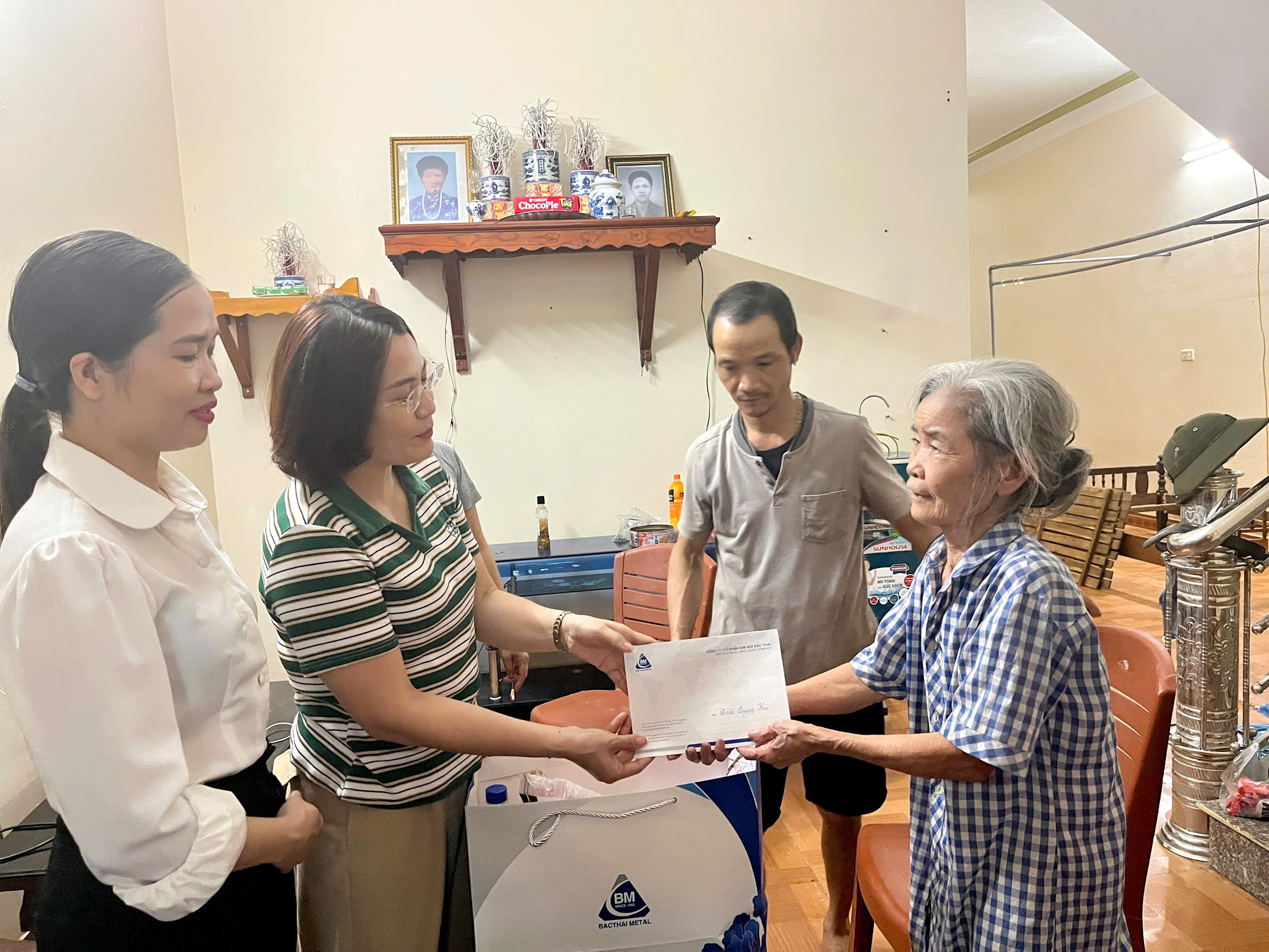 CÔNG TY CỔ PHẦN KIM KHÍ BẮC THÁI THĂM HỎI, ĐỘNG VIÊN CÁC GIA ĐÌNH CÁN BỘ, NGƯỜI LAO ĐỘNG BỊ ẢNH HƯỞNG BỞI BÃO SỐ 11